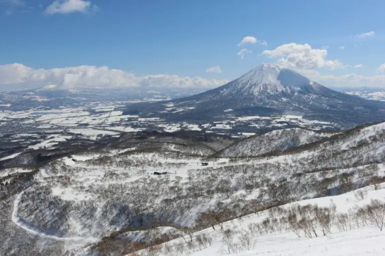 Paysage hivernal de la station de ski de Niseko et du mont Yotei à Hokkaido