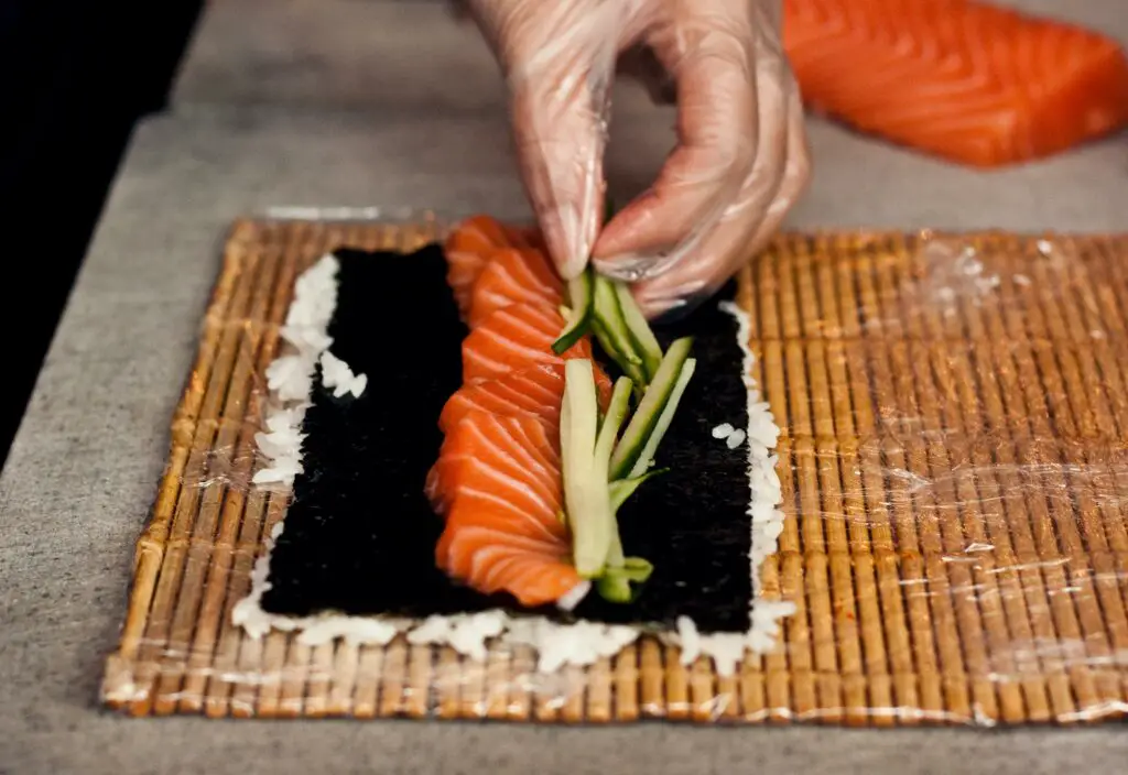 Placer les ingrédients sur la feuille de nori