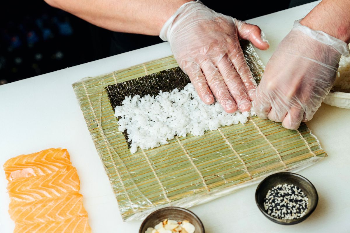 Étaler le riz vinaigré sur la feuille de nori