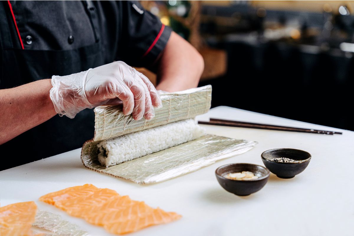 Enroulement du California Roll à l'aide du makisu pour former le rouleau
