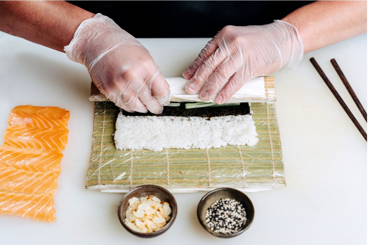 Enrouler fermement la feuille de nori avec le makisu pour former le rouleau