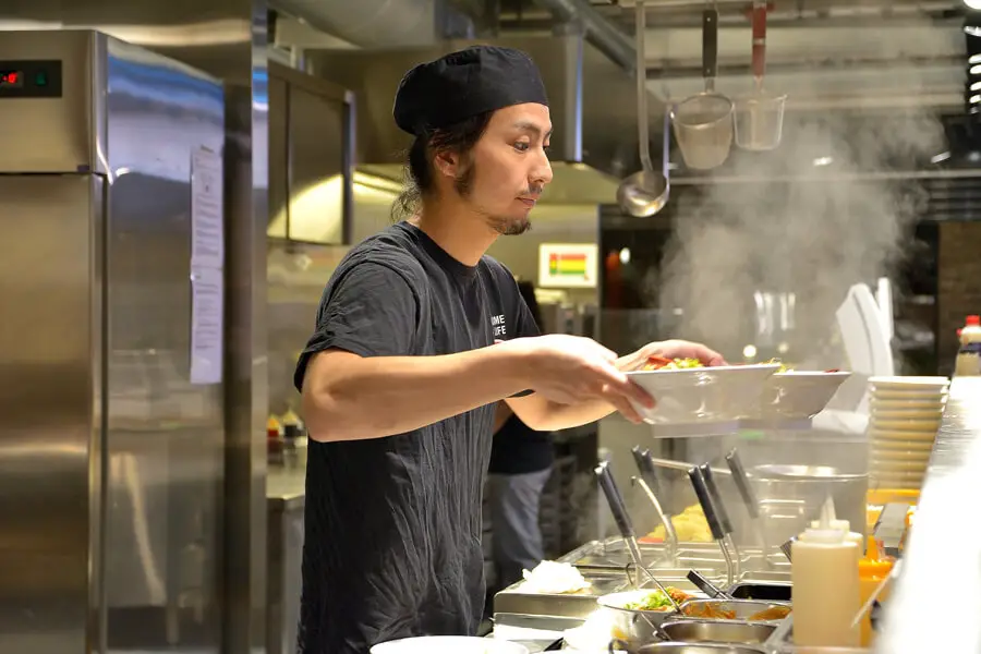 Un homme cuisine des ramens