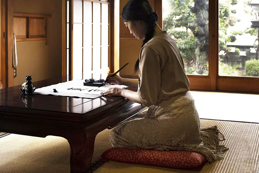 femme calligraphie assise tatamis japonais