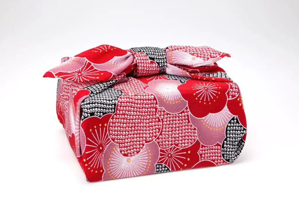 Furoshiki enveloppant un bentō