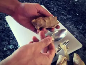 Éplucher le gingembre à l'aide d'une petite cuillère