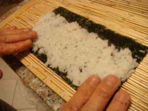 Étalez le riz sur la feuille de nori