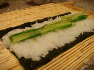 Ajoutez le concombre dans votre sushi