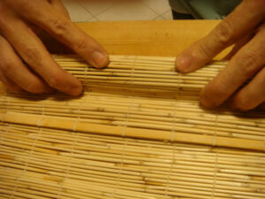 Appuyez légèrement sur la natte en bambou