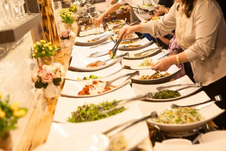 invités se servent au buffet froid