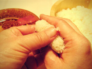 Façonner la boulette de riz