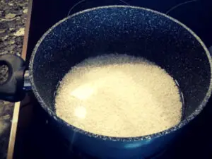 Placer le riz dans une casserole