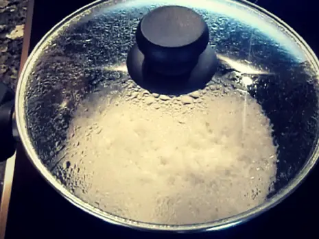 Couvrez le riz dans la casserole