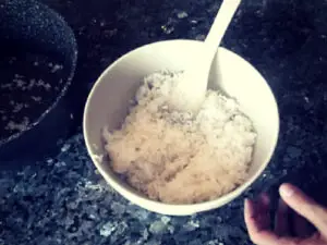 Transvaser le riz dans un récipient
