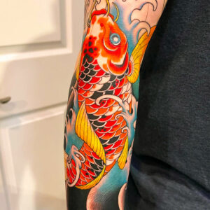 tatouage carpe koi colore bras