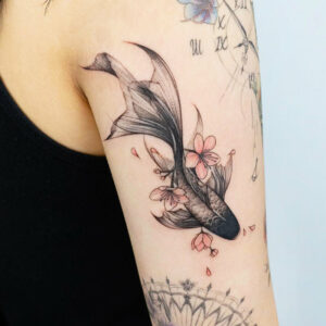 tatouage carpe koi dessin bras