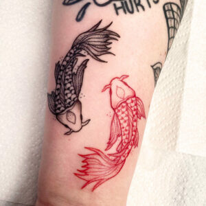 tatouage carpe koi minimaliste noir rouge avant bras