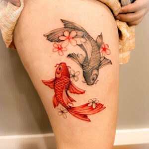 tatouage carpe koi noir rouge cuisse