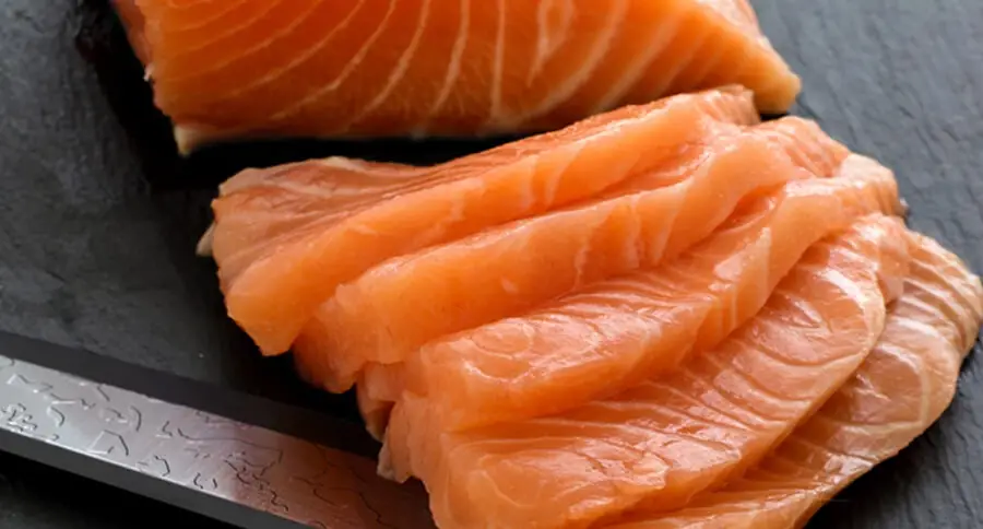 Tranches fines de sashimi au saumon